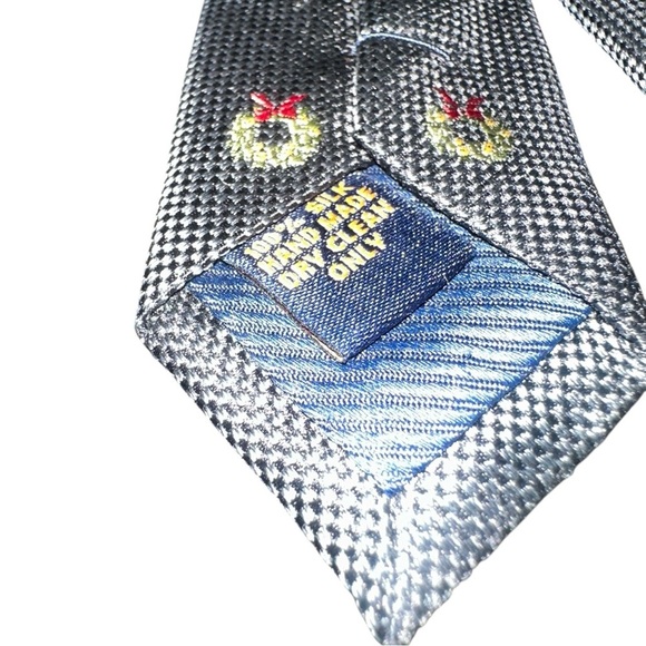 Henry Jacobson 100% Silk Holiday Tie – Wreath Pattern, Handmade - Picture 7 of 10